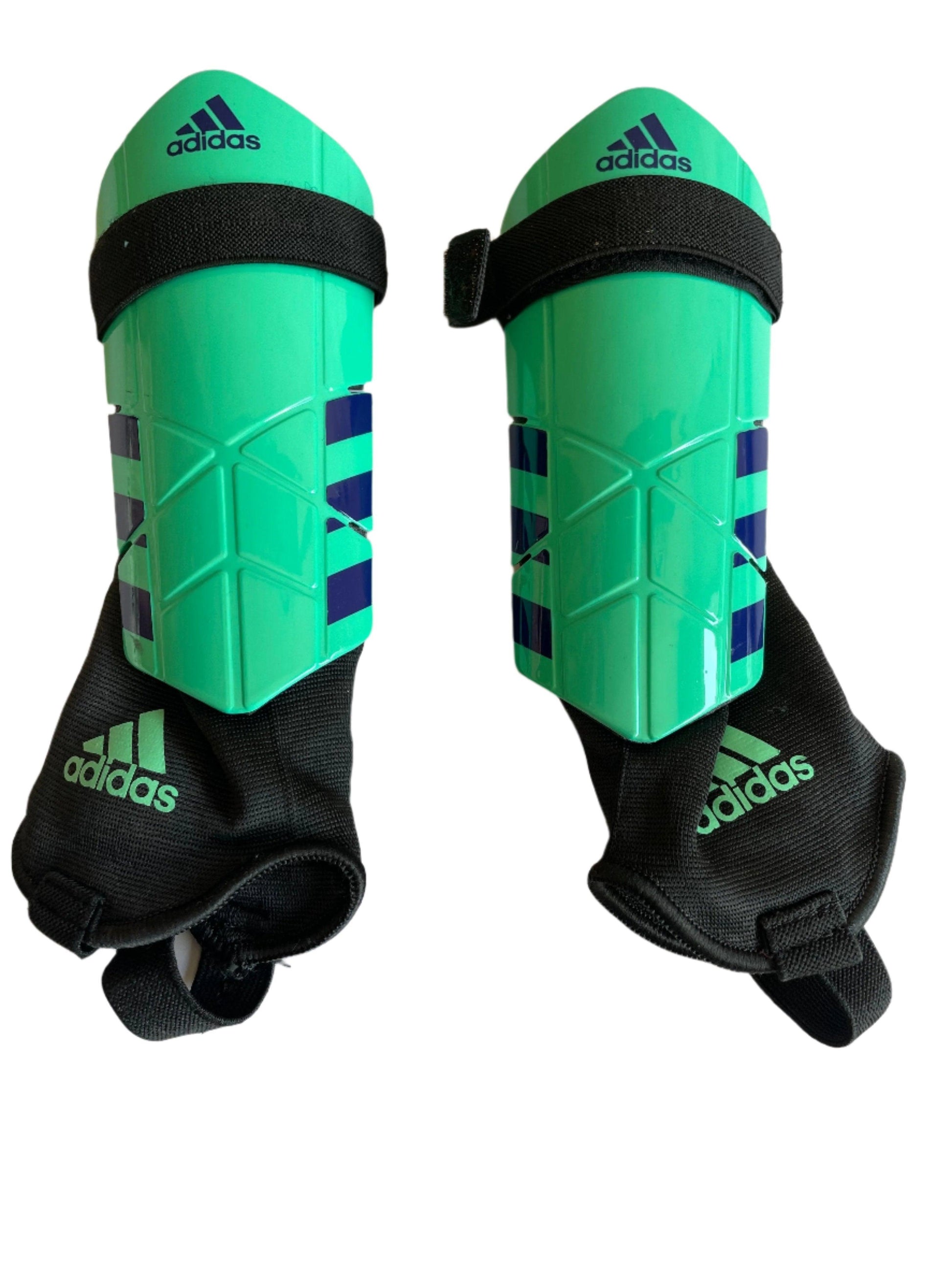 Adidas shin pads size medium age 14-17 junior - Scroll through thrift