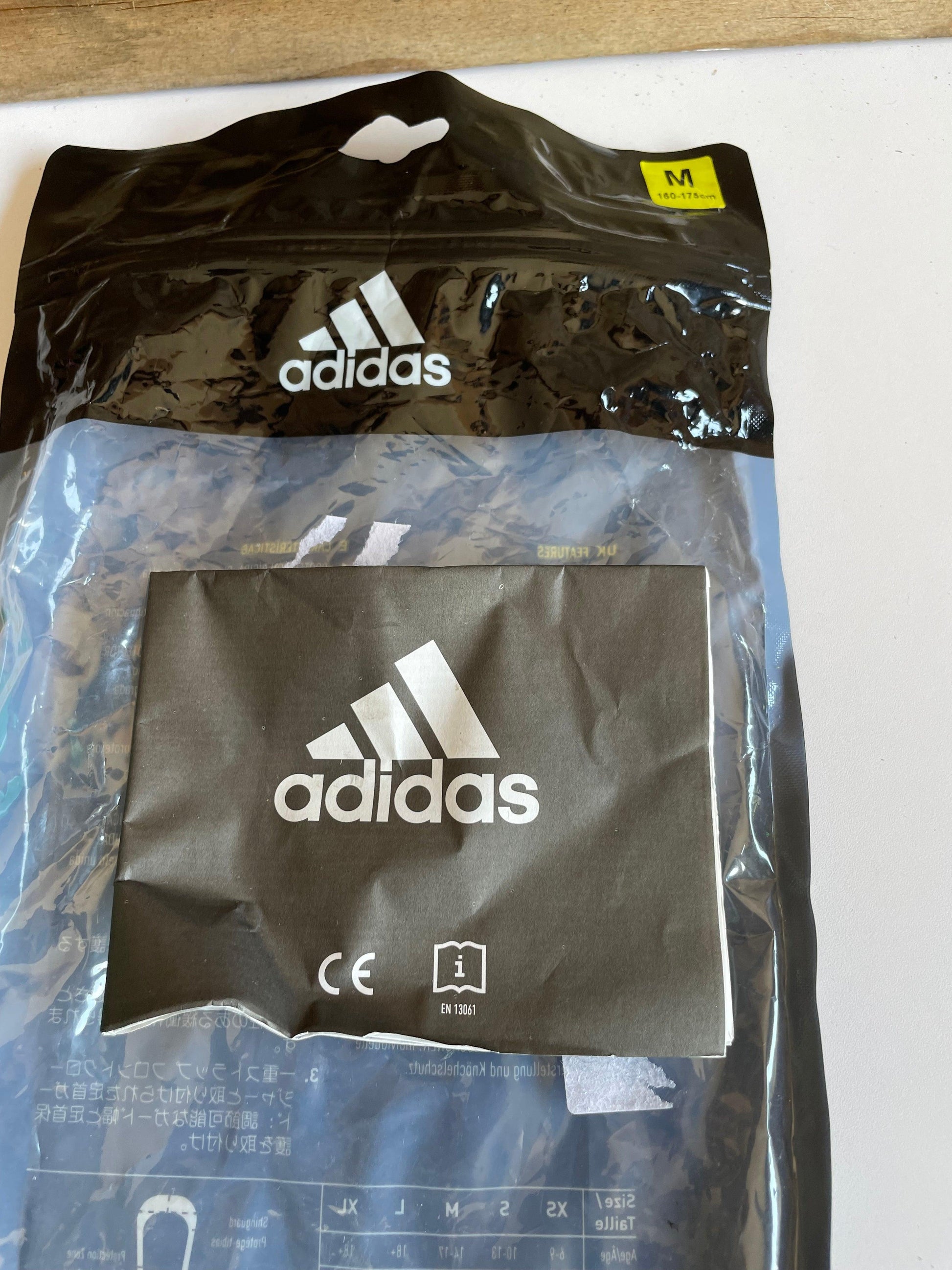 Adidas shin pads size medium age 14-17 junior - Scroll through thrift