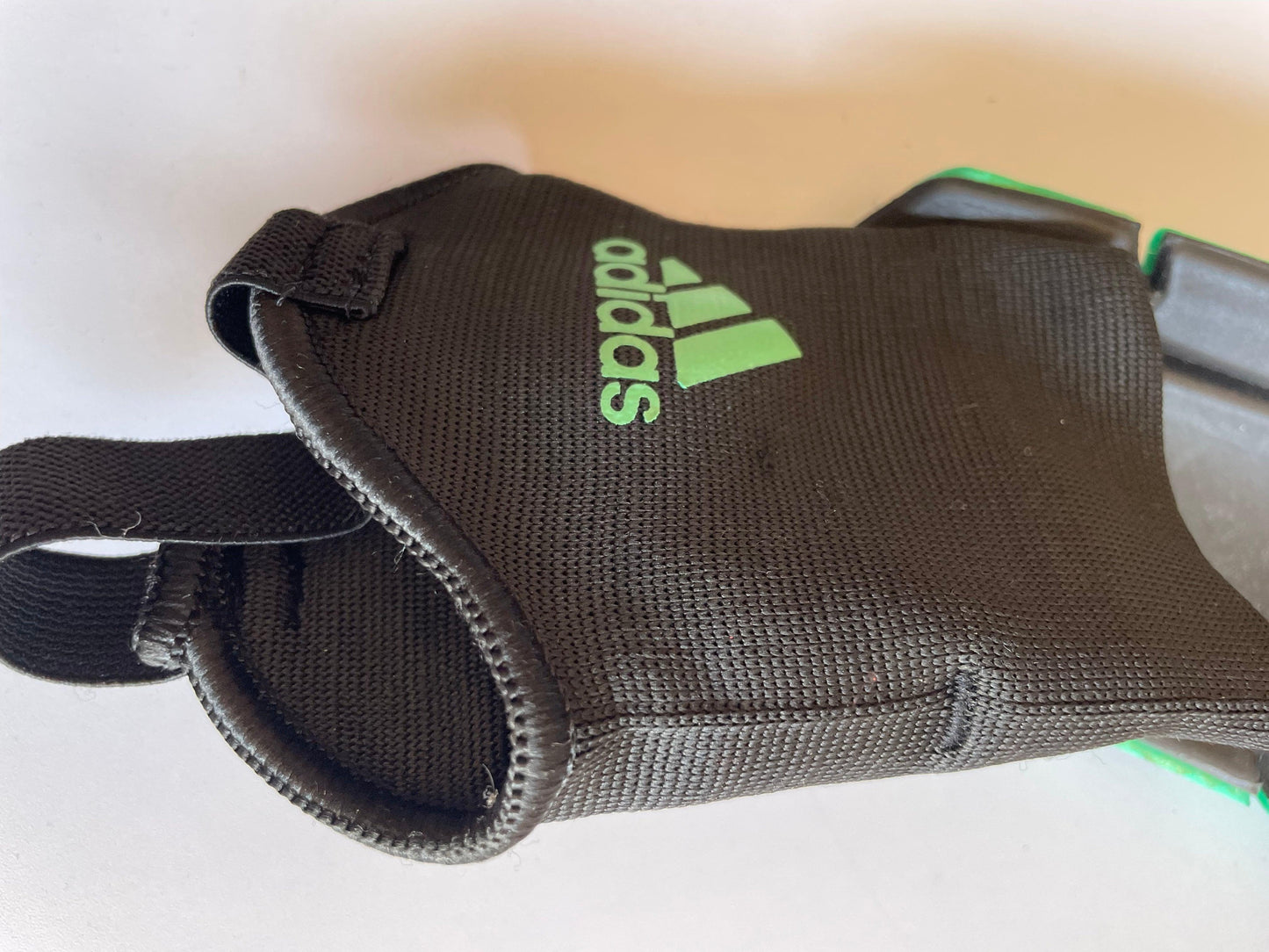 Adidas shin pads size medium age 14-17 junior - Scroll through thrift