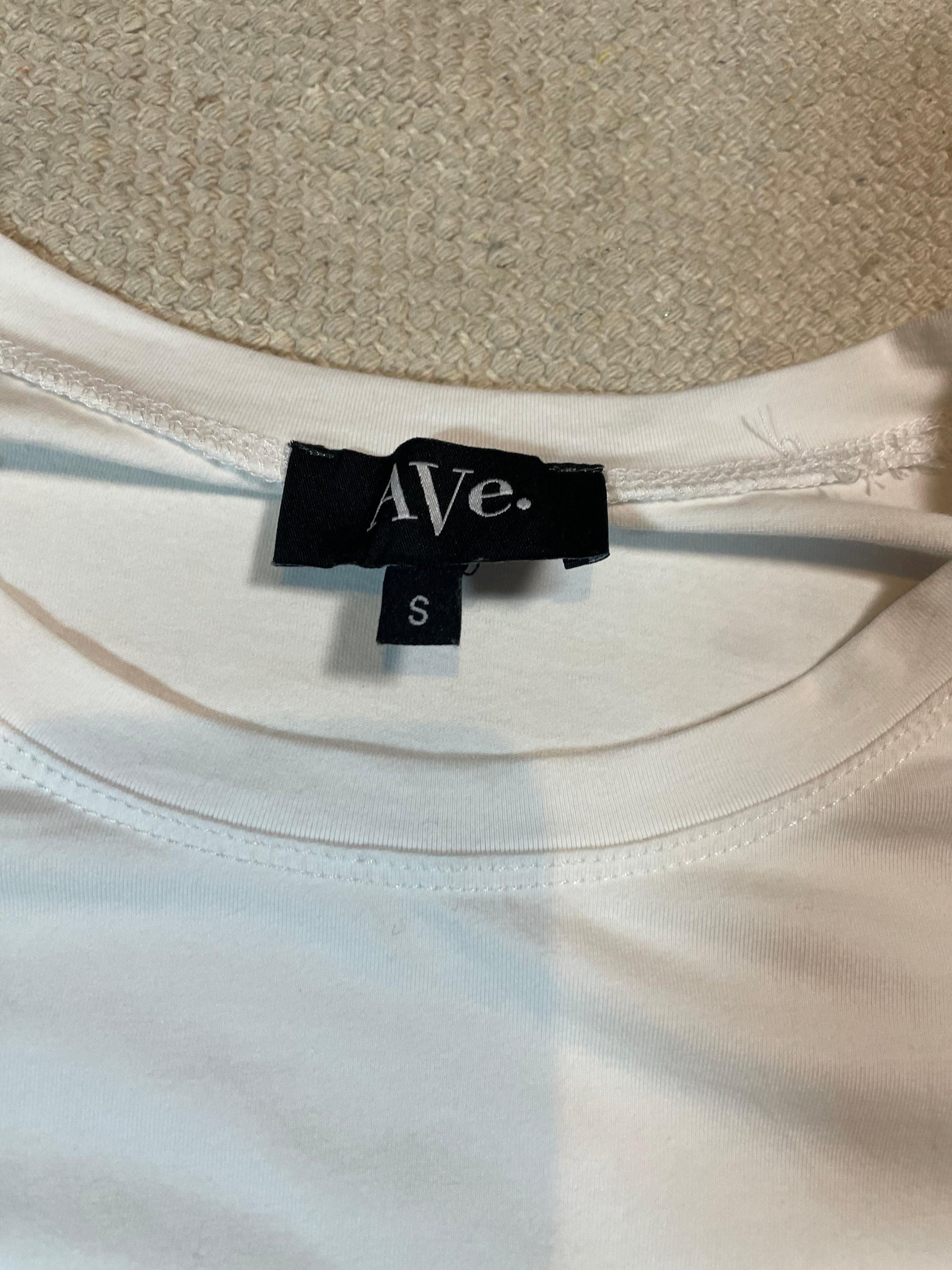 Ave Womens tshirt size Small - Scroll through thrift