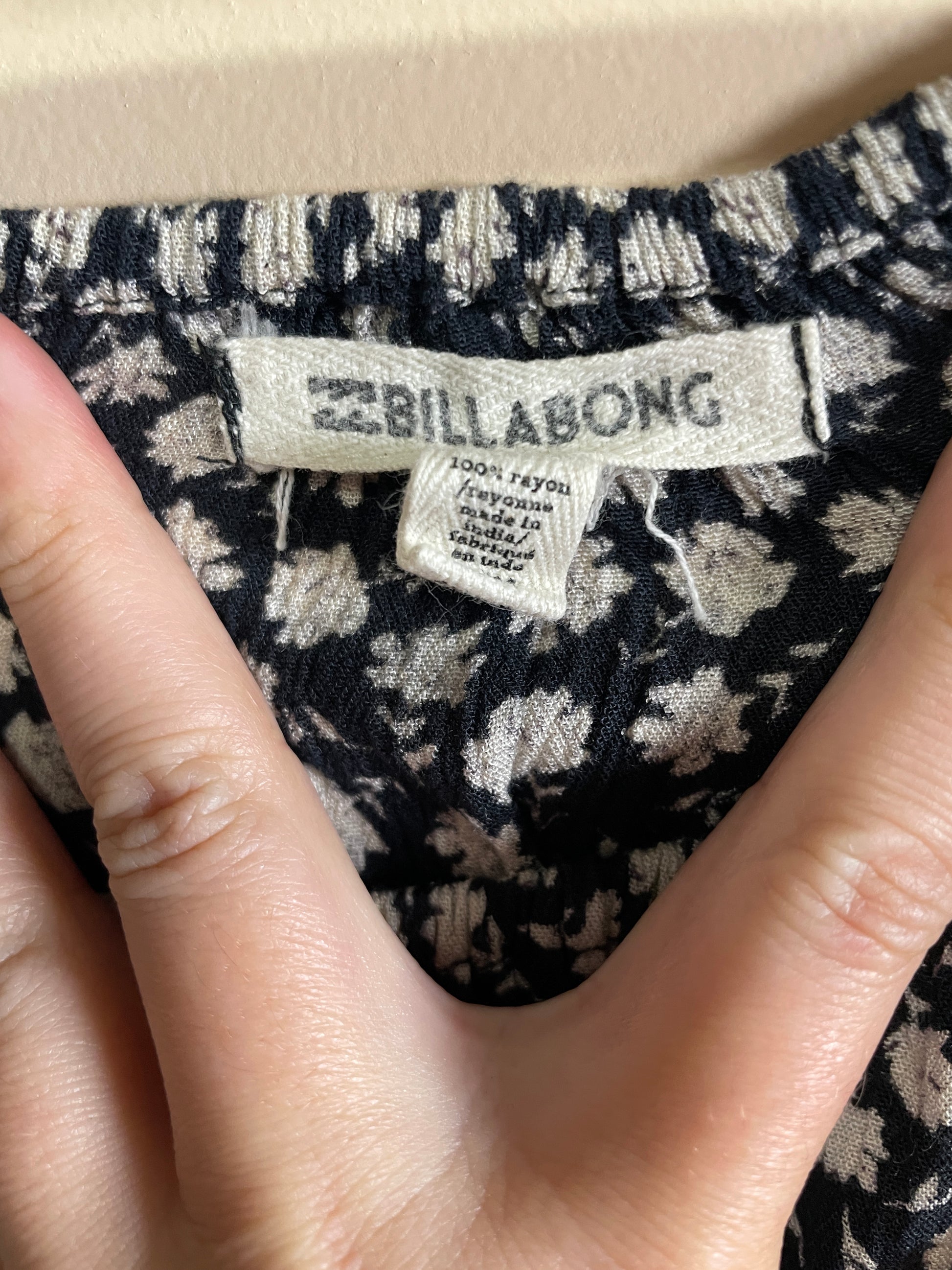 Billabong long sleeve blouse/top size medium - Scroll through thrift