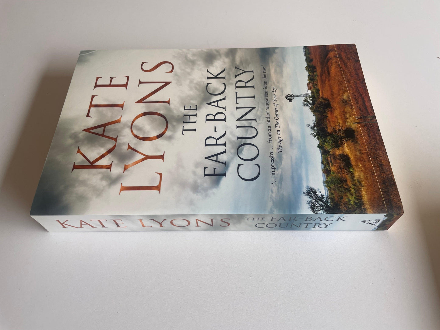 Book : The Far-back country by Kate Lyons - Scroll through thrift