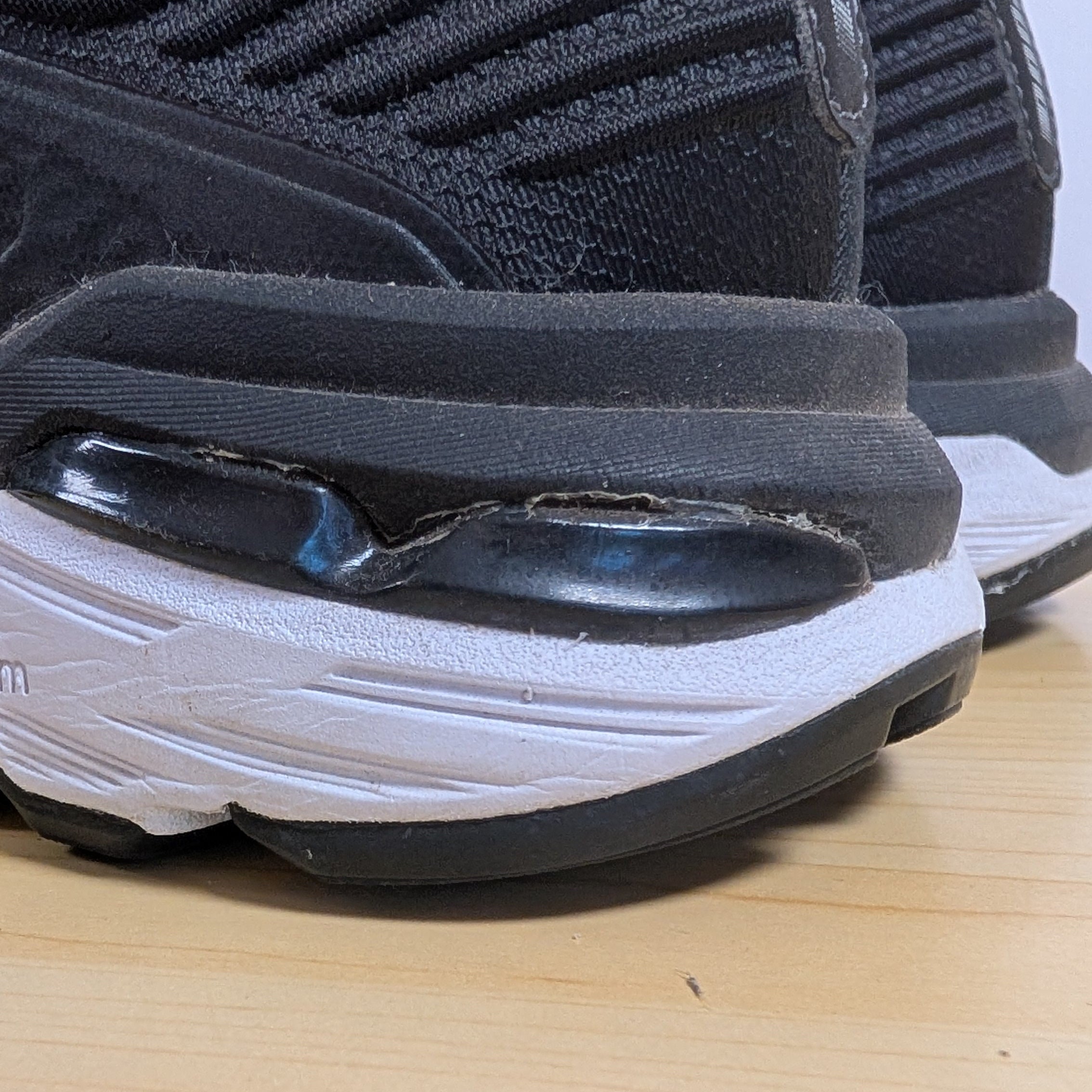 Asics Gt-20006 size us 7 - Scroll through thrift