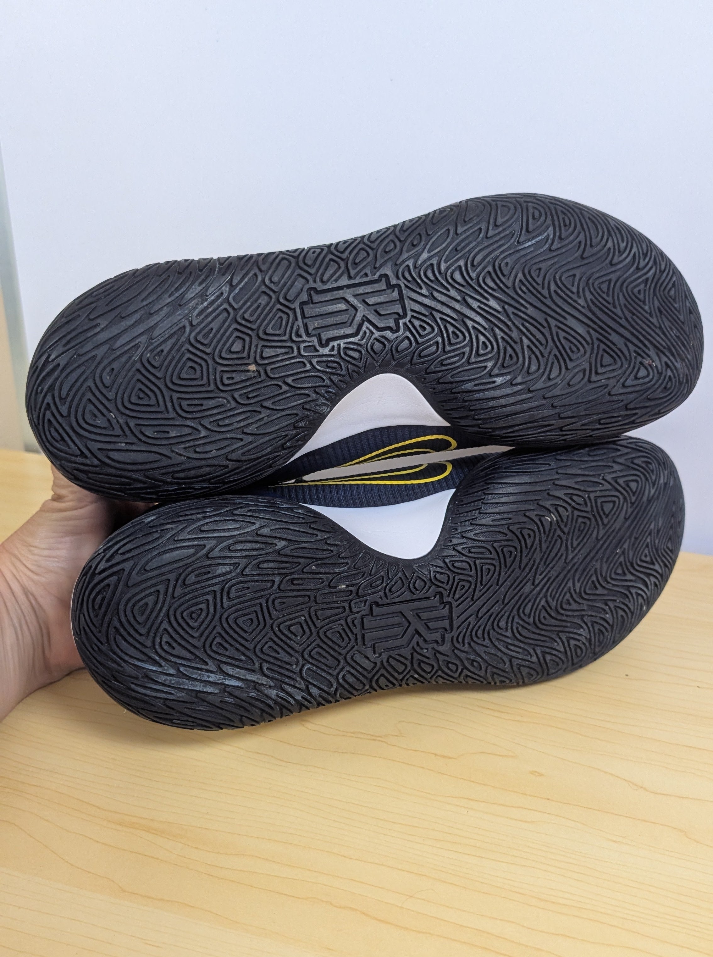 NIKE KYRIE FLYTRAP IV BASKETBALL Blue Size US 9.5 Mens