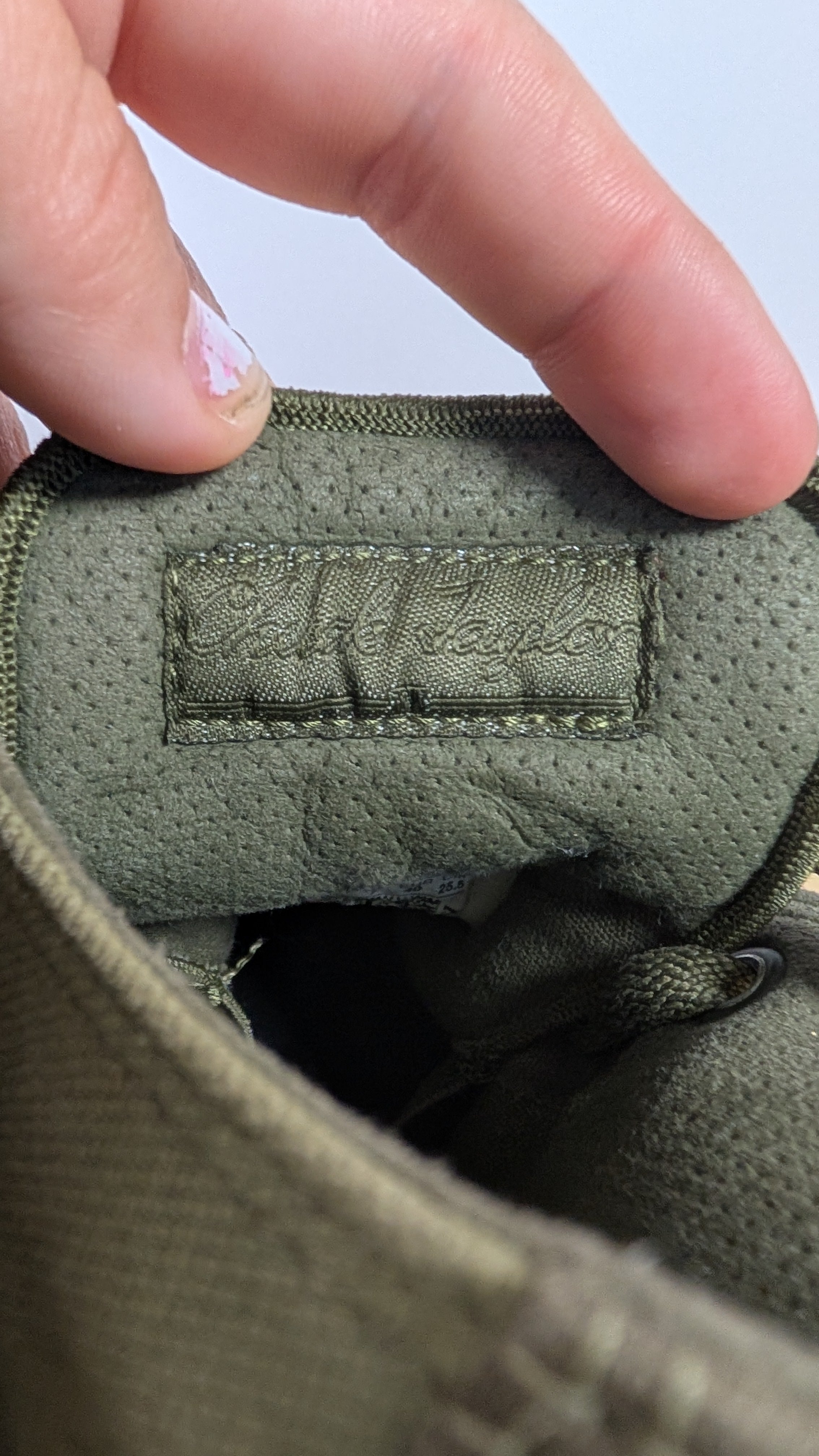 Mens chuck Taylor converse all star  shoes size 7 - Scroll through thrift